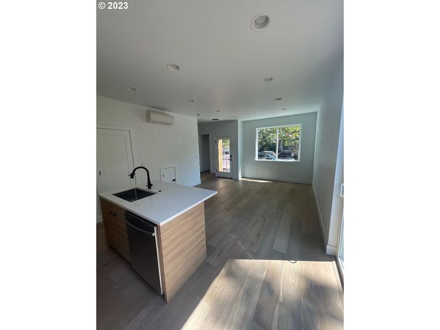 2134 Se BROOKLYN St, Portland, OR 97202