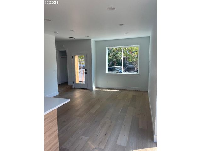 2134 Se BROOKLYN St, Portland, OR 97202