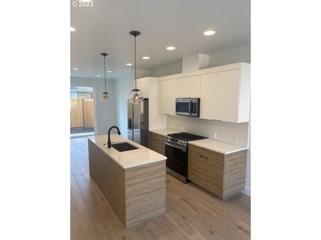 2134 Se BROOKLYN St, Portland, OR 97202