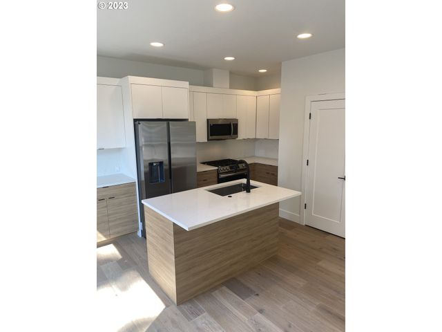 2134 Se BROOKLYN St, Portland, OR 97202