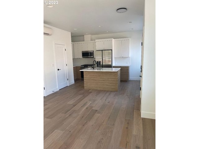 2134 Se BROOKLYN St, Portland, OR 97202