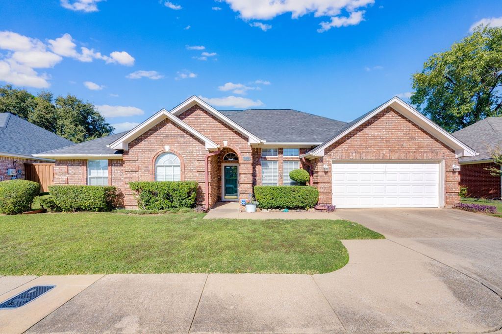 1401 Danielle Drive, Bedford, TX 76021