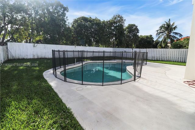 652 NW 133rd Dr, Plantation, FL 33325