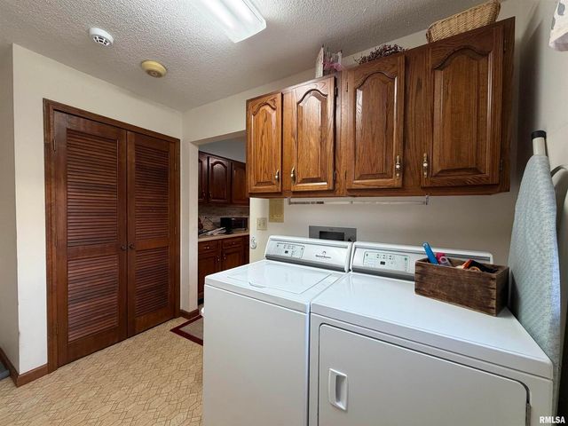 206 Daras Drive, Carmi, IL 62821