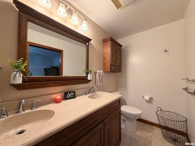 206 Daras Drive, Carmi, IL 62821