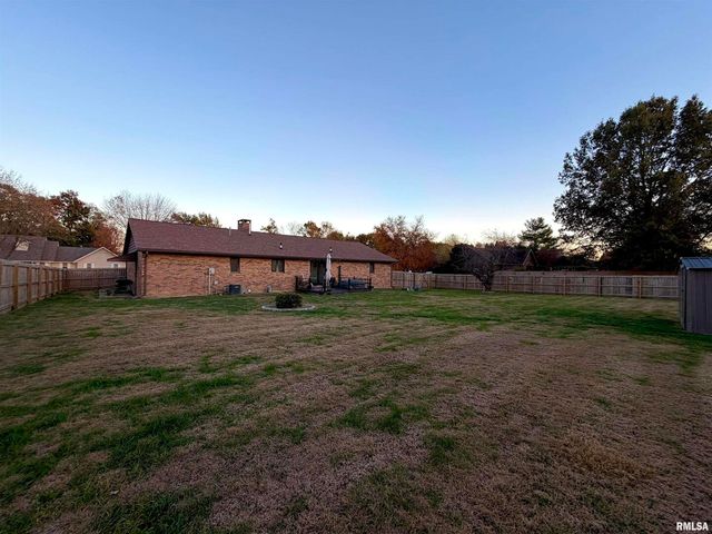 206 Daras Drive, Carmi, IL 62821