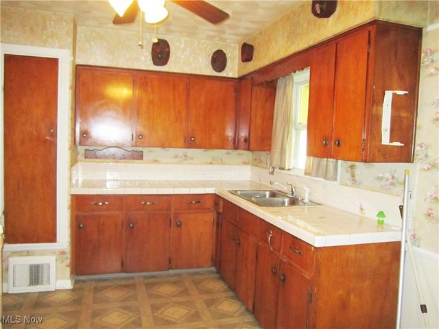 1081 Seward Avenue, Akron, OH 44320