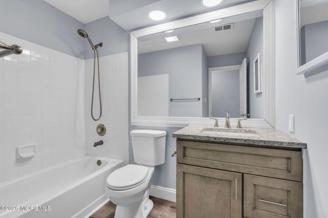 401 Hampton Court 15-7, Manalapan, NJ 07726