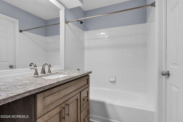 401 Hampton Court 15-7, Manalapan, NJ 07726