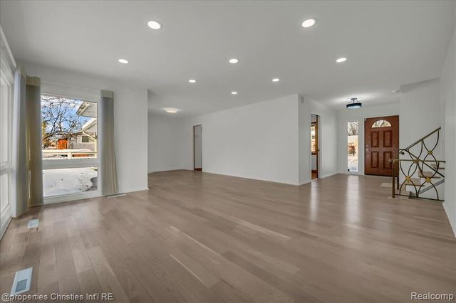 7252 Stonebrook Road, West Bloomfield, MI 48322