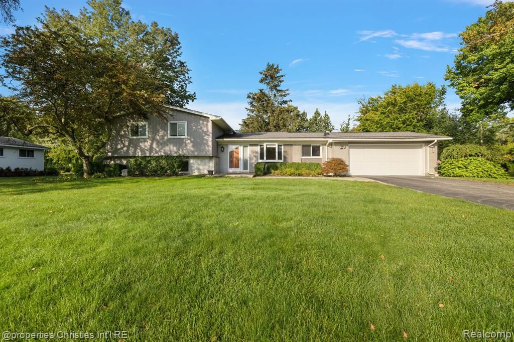 7252 Stonebrook Road, West Bloomfield, MI 48322
