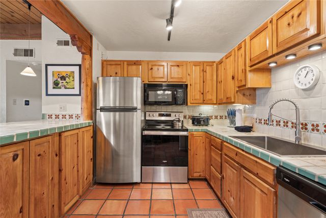 320 Artist Road 54, Santa Fe, NM 87501