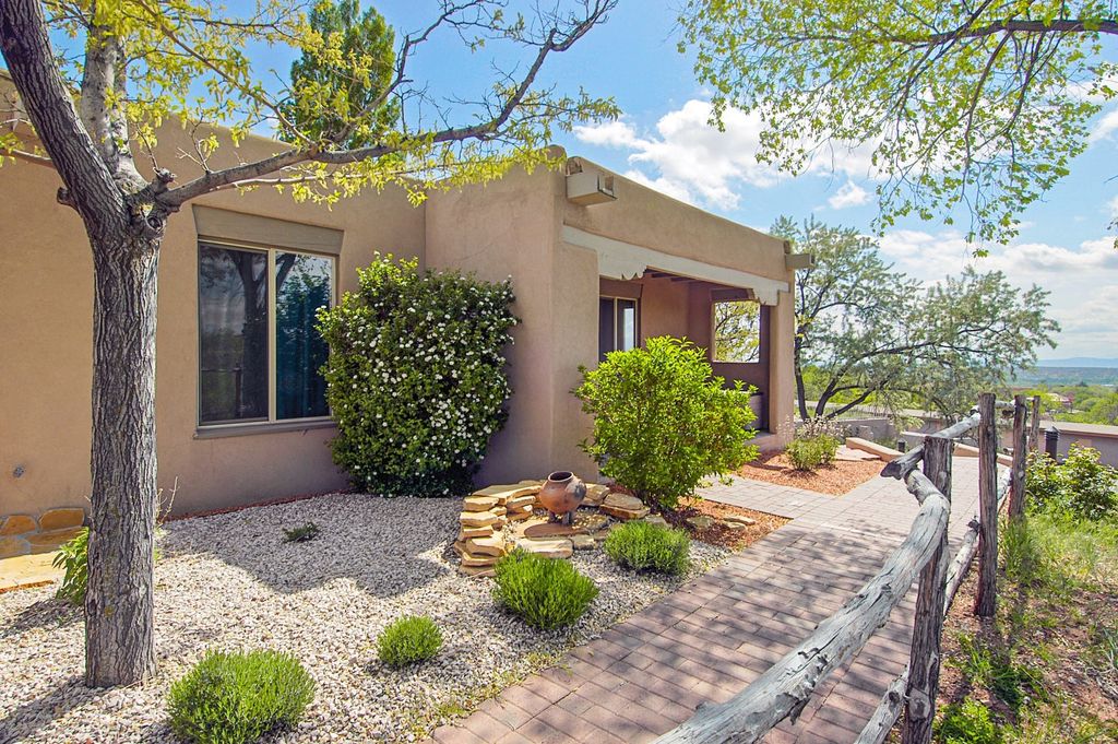 320 Artist Road 54, Santa Fe, NM 87501