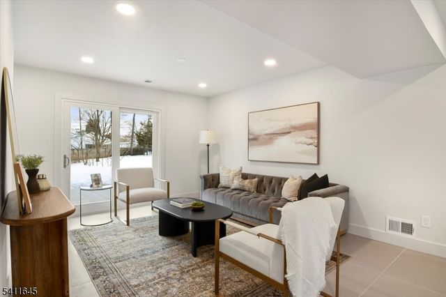 62 Drake Rd, Franklin Twp., NJ 08873