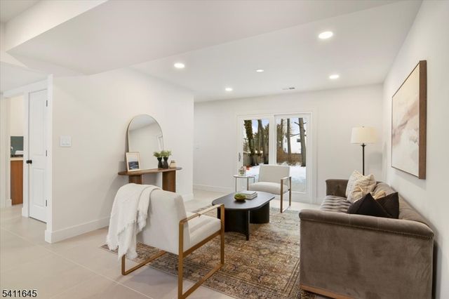 62 Drake Rd, Franklin Twp., NJ 08873