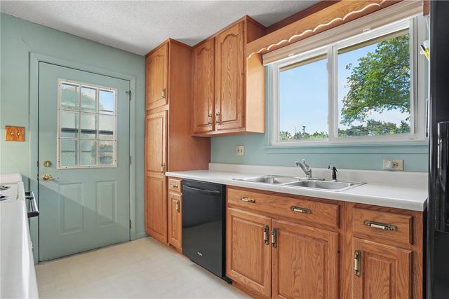 1052 Clifton Street NE, Cedar Rapids, IA 52402