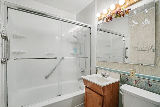 1052 Clifton Street NE, Cedar Rapids, IA 52402