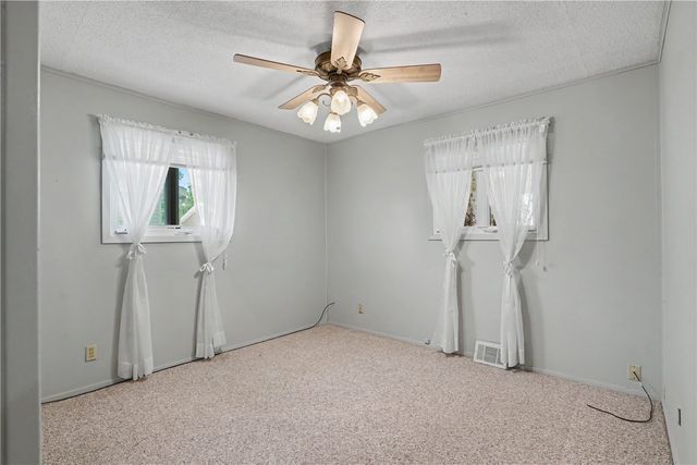 1052 Clifton Street NE, Cedar Rapids, IA 52402