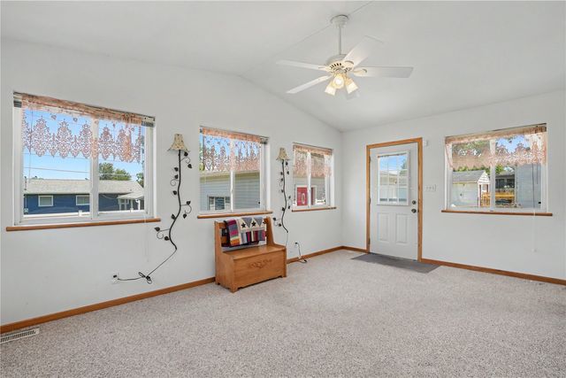 1052 Clifton Street NE, Cedar Rapids, IA 52402