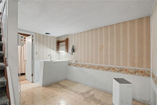 1052 Clifton Street NE, Cedar Rapids, IA 52402