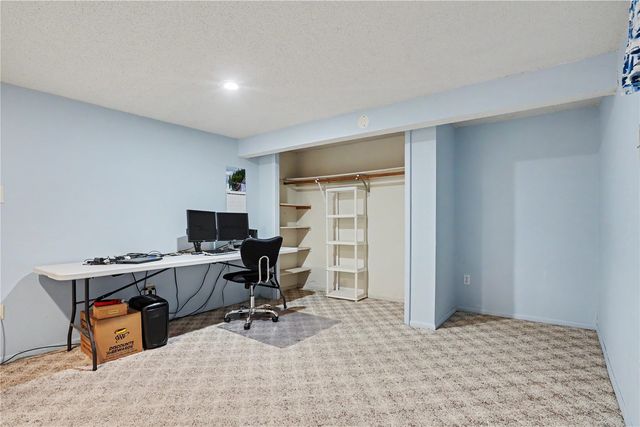 1052 Clifton Street NE, Cedar Rapids, IA 52402