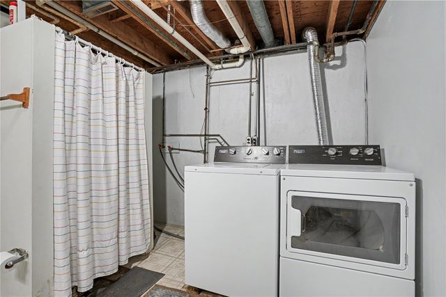 1052 Clifton Street NE, Cedar Rapids, IA 52402