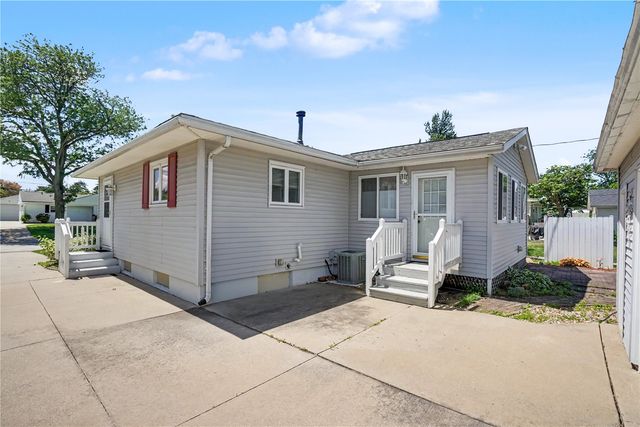 1052 Clifton Street NE, Cedar Rapids, IA 52402