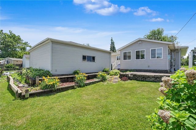 1052 Clifton Street NE, Cedar Rapids, IA 52402