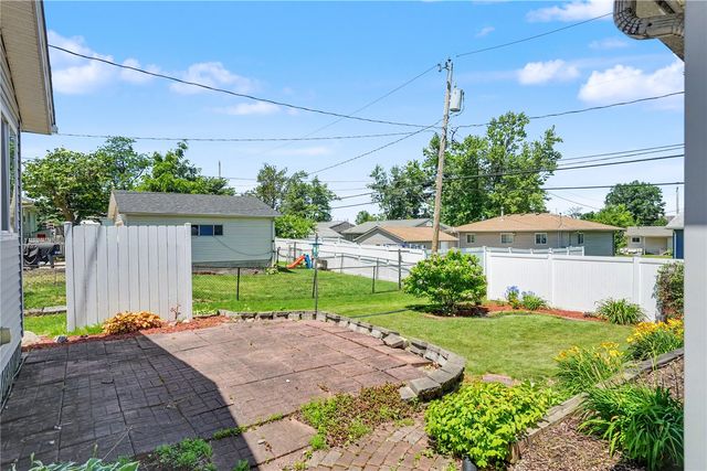 1052 Clifton Street NE, Cedar Rapids, IA 52402