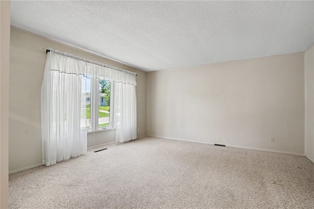 1052 Clifton Street NE, Cedar Rapids, IA 52402
