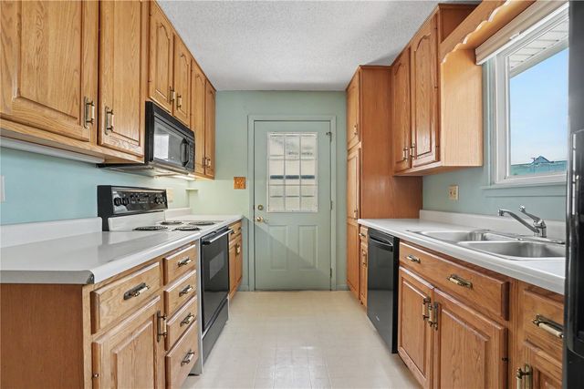 1052 Clifton Street NE, Cedar Rapids, IA 52402