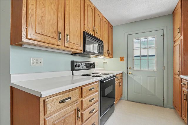 1052 Clifton Street NE, Cedar Rapids, IA 52402