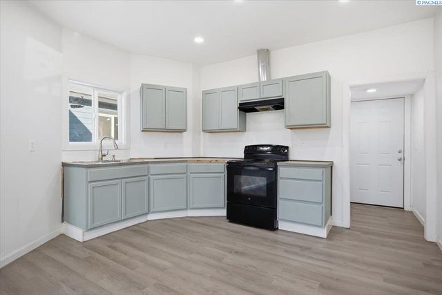 318 N 3 Ave, Mabton, WA 98935