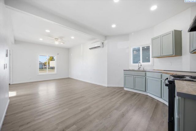 318 N 3 Ave, Mabton, WA 98935