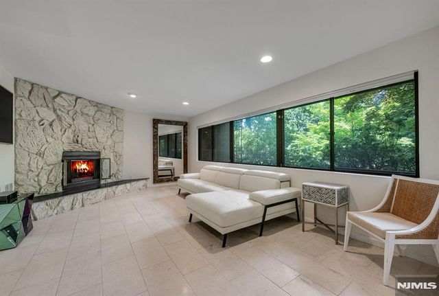 12 Kira Lane, Englewood, NJ 07631