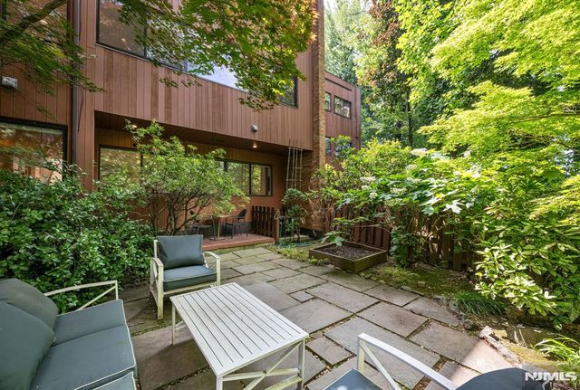 12 Kira Lane, Englewood, NJ 07631