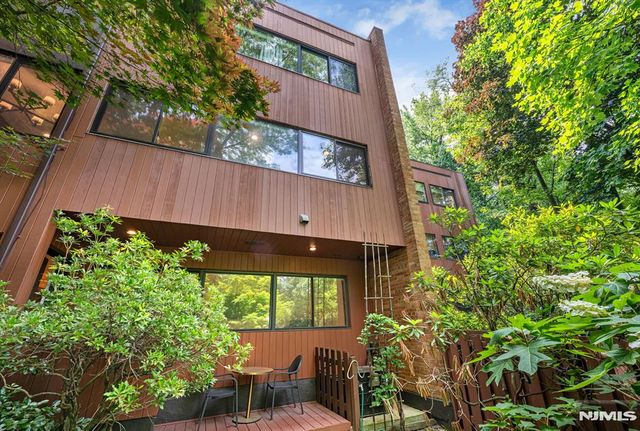 12 Kira Lane, Englewood, NJ 07631