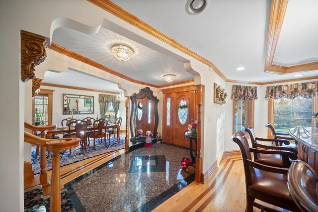 300 N BRADLEY Road, Lake Forest, IL 60048