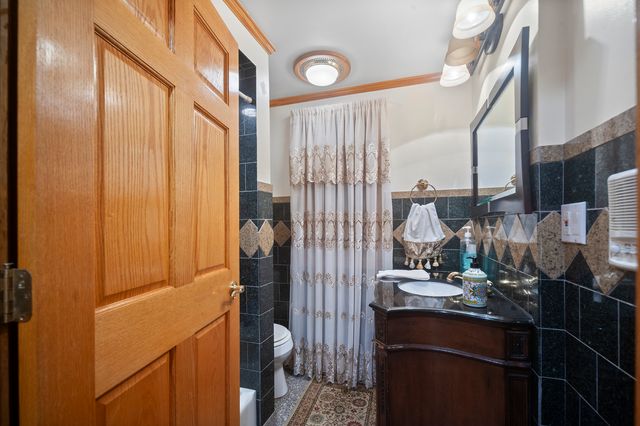 300 N BRADLEY Road, Lake Forest, IL 60048