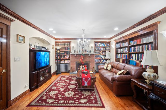 300 N BRADLEY Road, Lake Forest, IL 60048