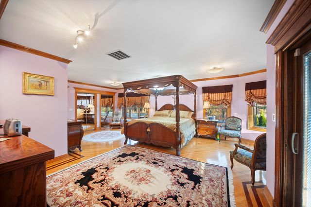 300 N BRADLEY Road, Lake Forest, IL 60048