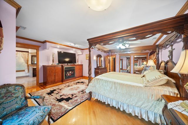 300 N BRADLEY Road, Lake Forest, IL 60048