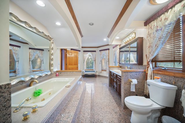 300 N BRADLEY Road, Lake Forest, IL 60048