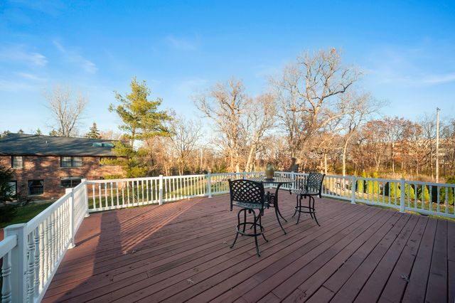 300 N BRADLEY Road, Lake Forest, IL 60048