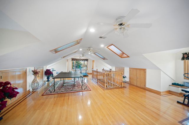 300 N BRADLEY Road, Lake Forest, IL 60048