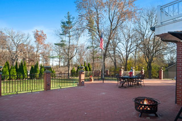 300 N BRADLEY Road, Lake Forest, IL 60048