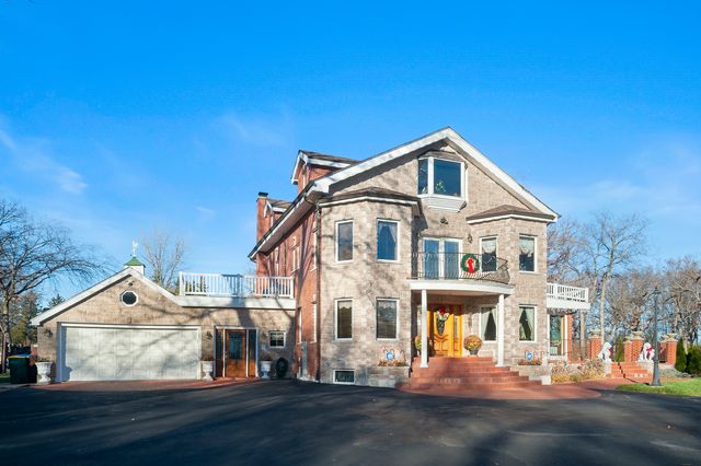 300 N BRADLEY Road, Lake Forest, IL 60048