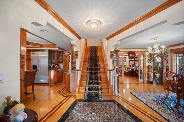 300 N BRADLEY Road, Lake Forest, IL 60048