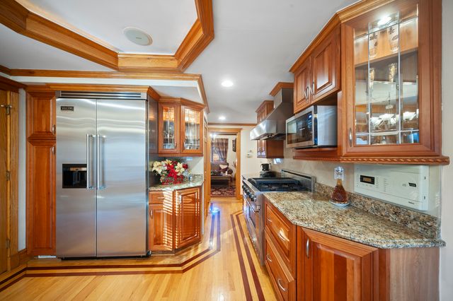 300 N BRADLEY Road, Lake Forest, IL 60048