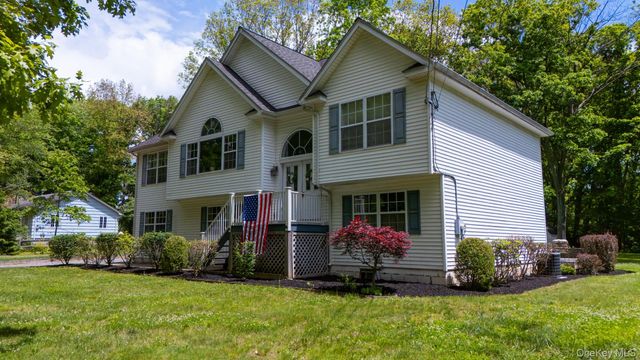 41 W Old Farm Road, Hopewell Junction, NY 12533